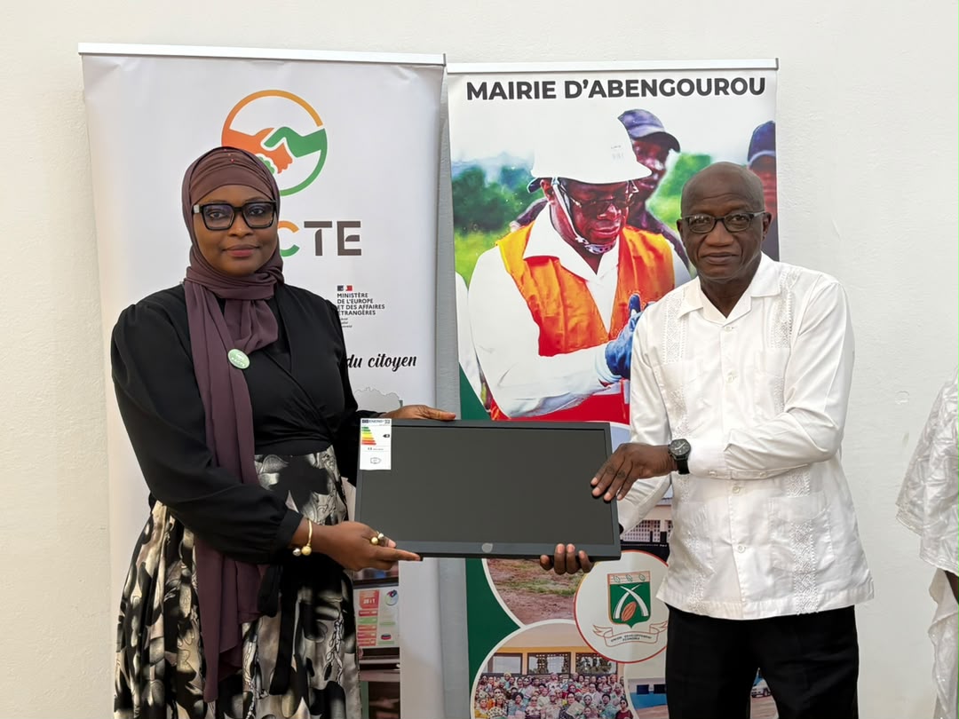 Remise officielle de matériels à la commune